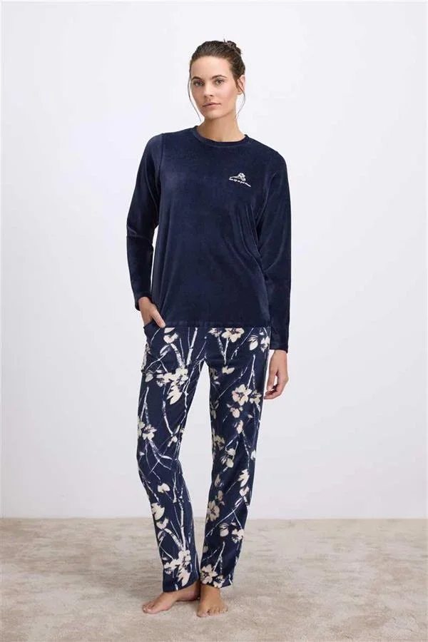 Uzun Kollu Kadife T-Shirt ve Çiçek Desenli Pantolon Pijama Takımı